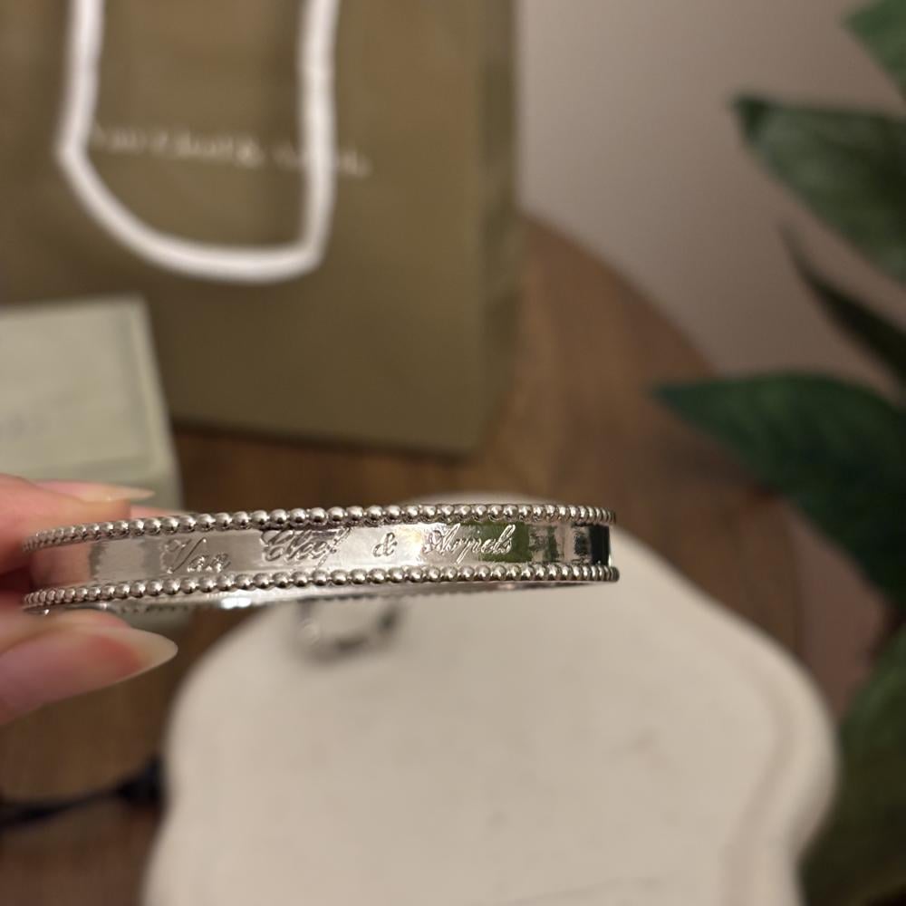 سوار وخاتم فان كليف فضي بنجر بيرليه سيجنيتشر