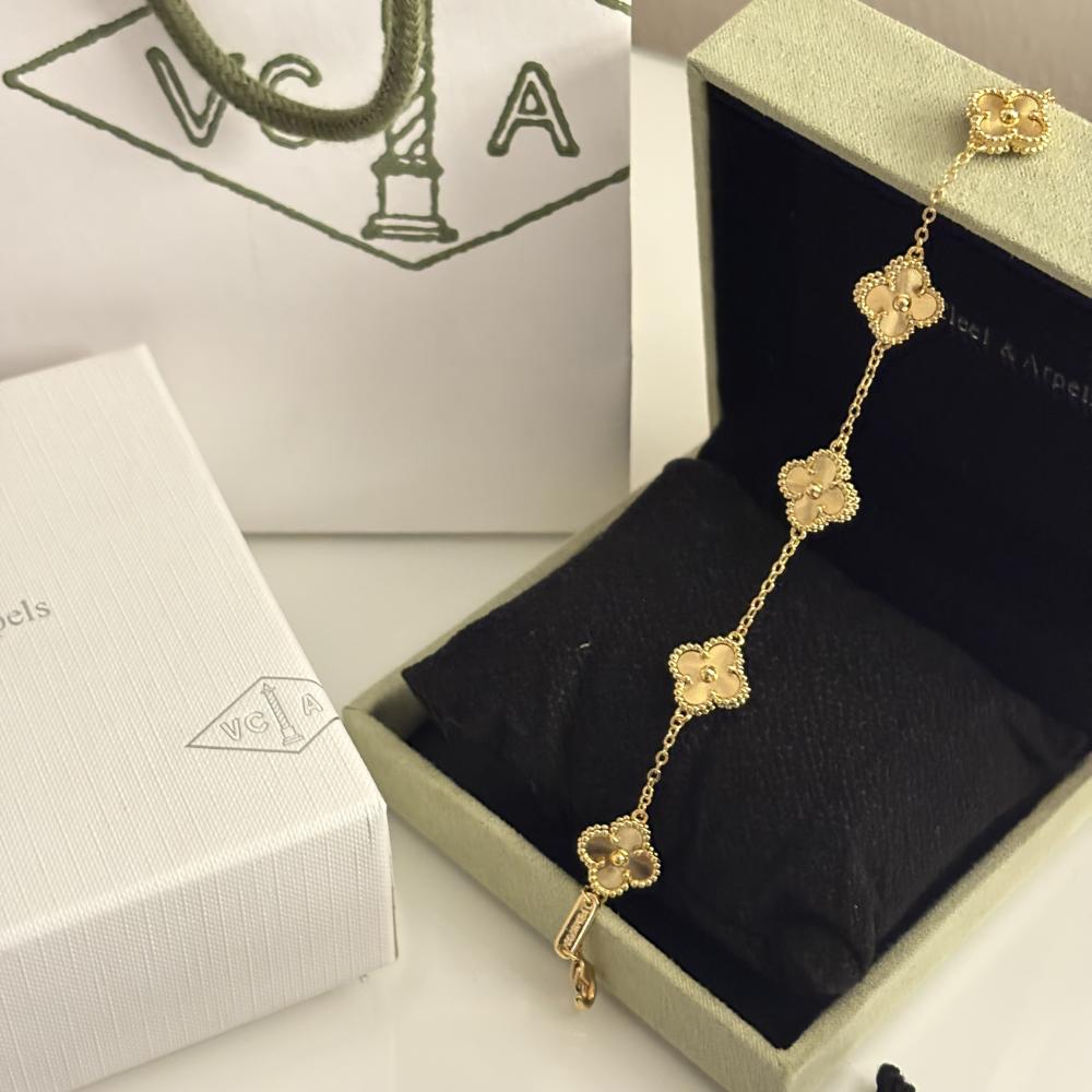 سوار فان كليف ذهبي انيق ميني