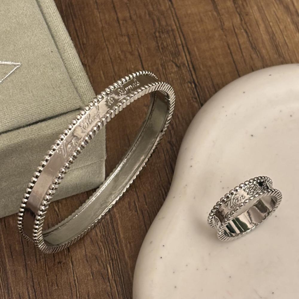 سوار وخاتم فان كليف فضي بنجر بيرليه سيجنيتشر