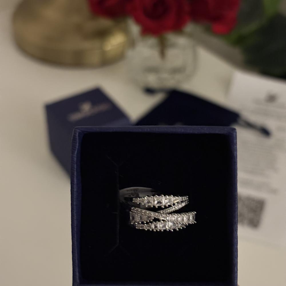 خاتم سوارفسكي الهبه فضي ستيل تويست متقاطع