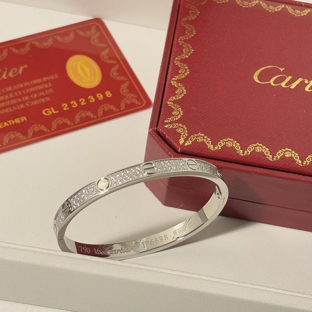 اسوارة كارتير لوف فضي ستيل مرصعة فصوص بالكامل