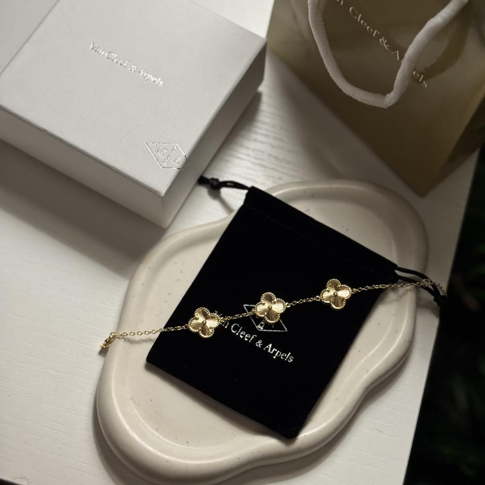 سوارة فان كليف ثلاث وردات