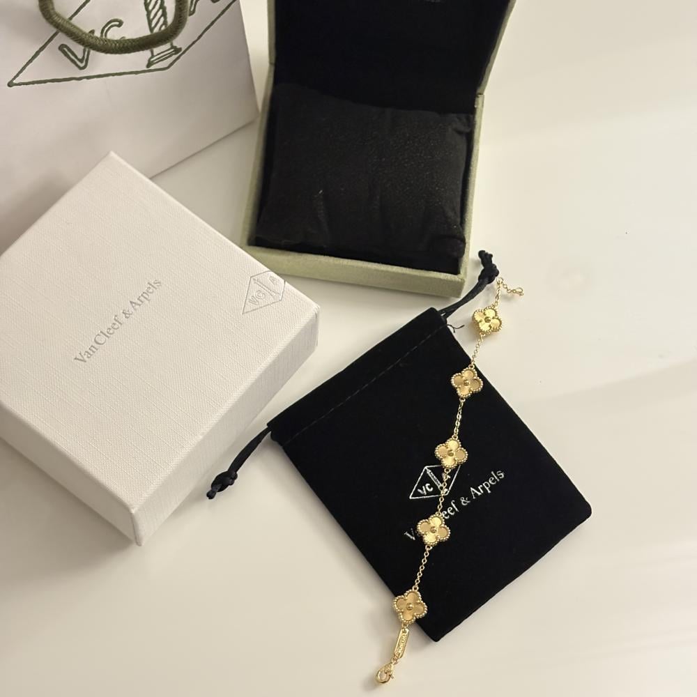 سوار فان كليف ذهبي انيق ميني