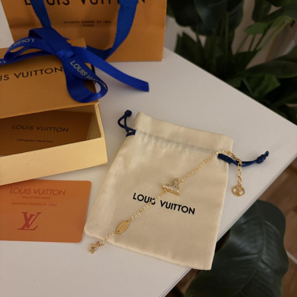 سوار لويس فيتون حرف V ذهبي كامل