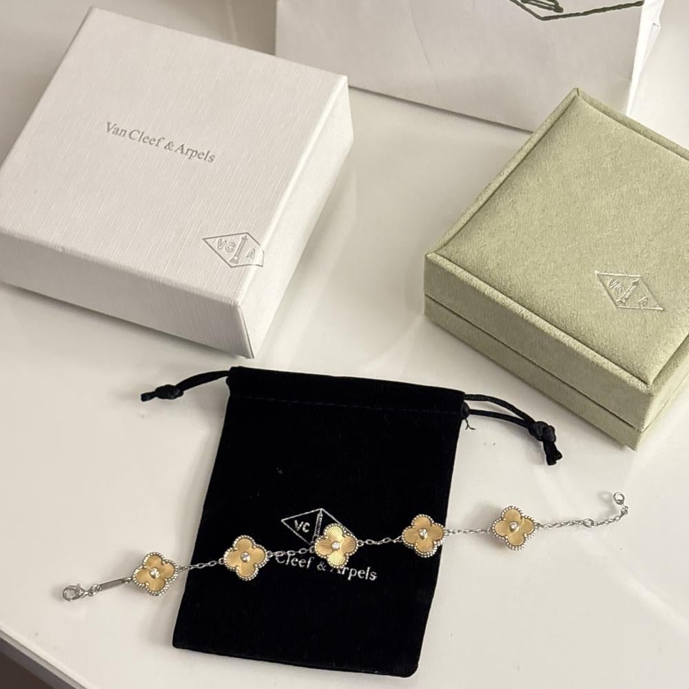 سوار فان كليف ذهبي ملكي