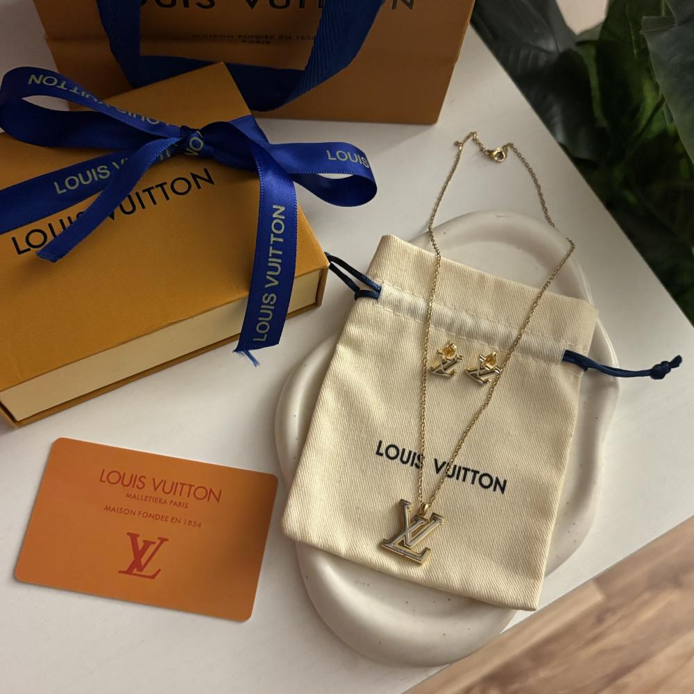 طقم لويس فيتون نسائي ماستر ستيل ذهبي وفضي شعار LV الملون