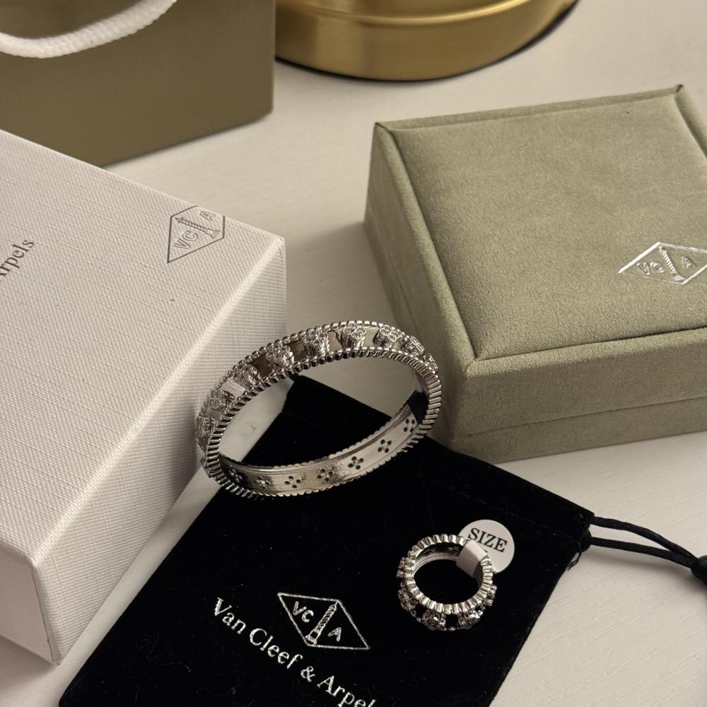 سوار وخاتم فان كليف فضي بنجر بيرليه كلوفر