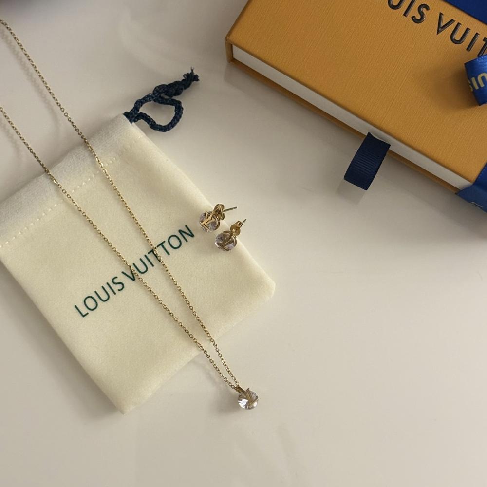 طقم لويس فيتون نسائي ماستر ستيل قلادة وأقراط فص لوغو LV