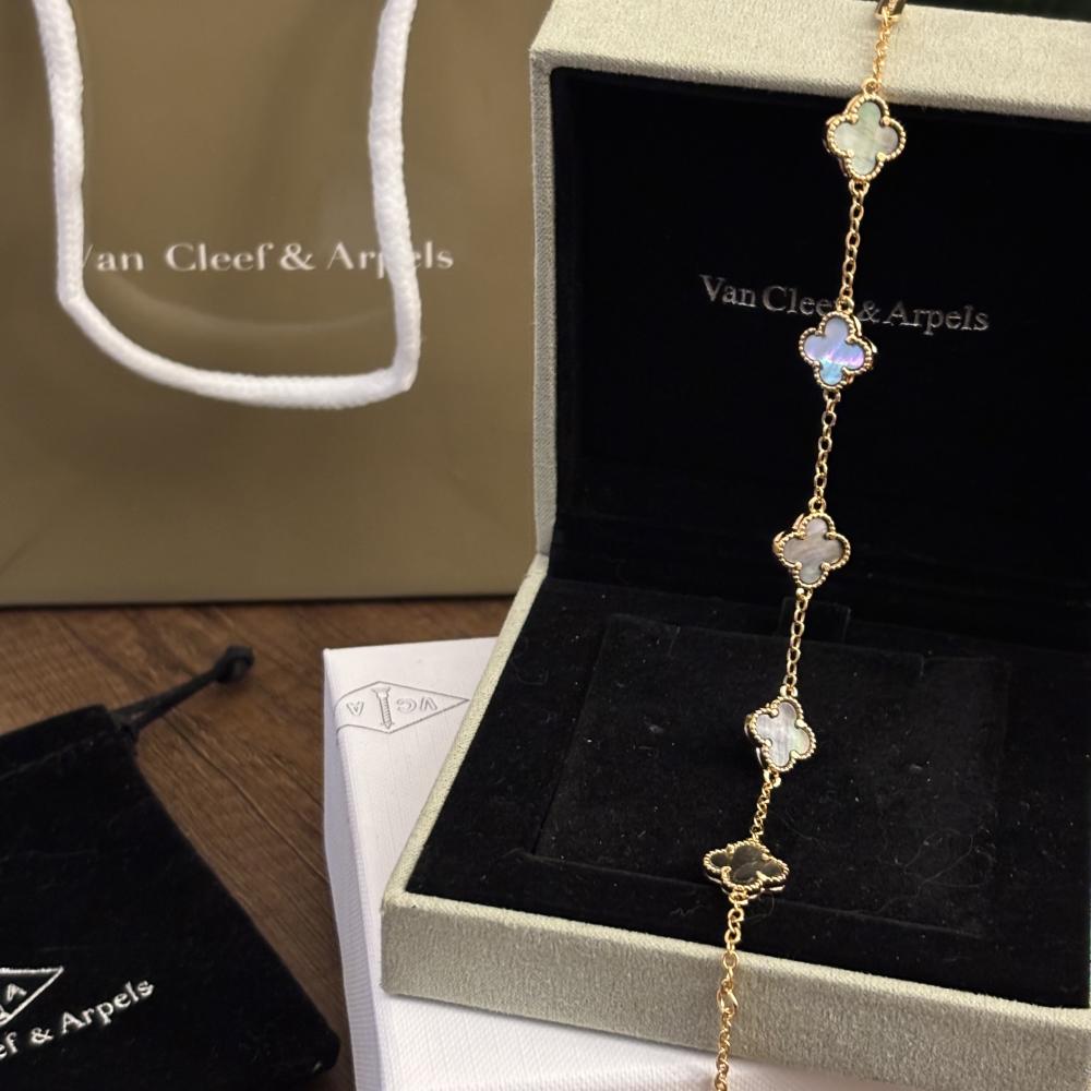 سوار فان كليف رمادي انيق ميني