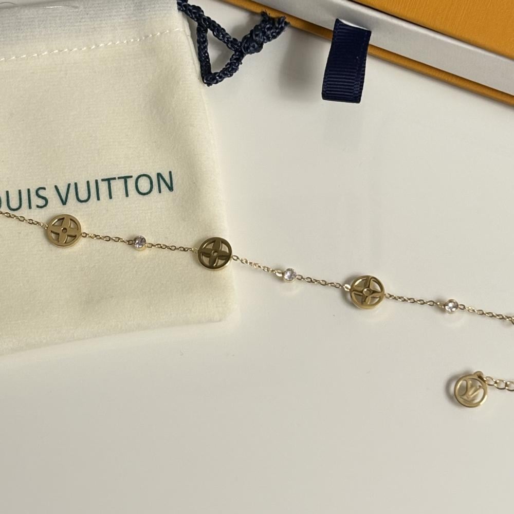 سوار لويس فيتون ذهبي بتصميم أيقونات المونوغرام الدائرية