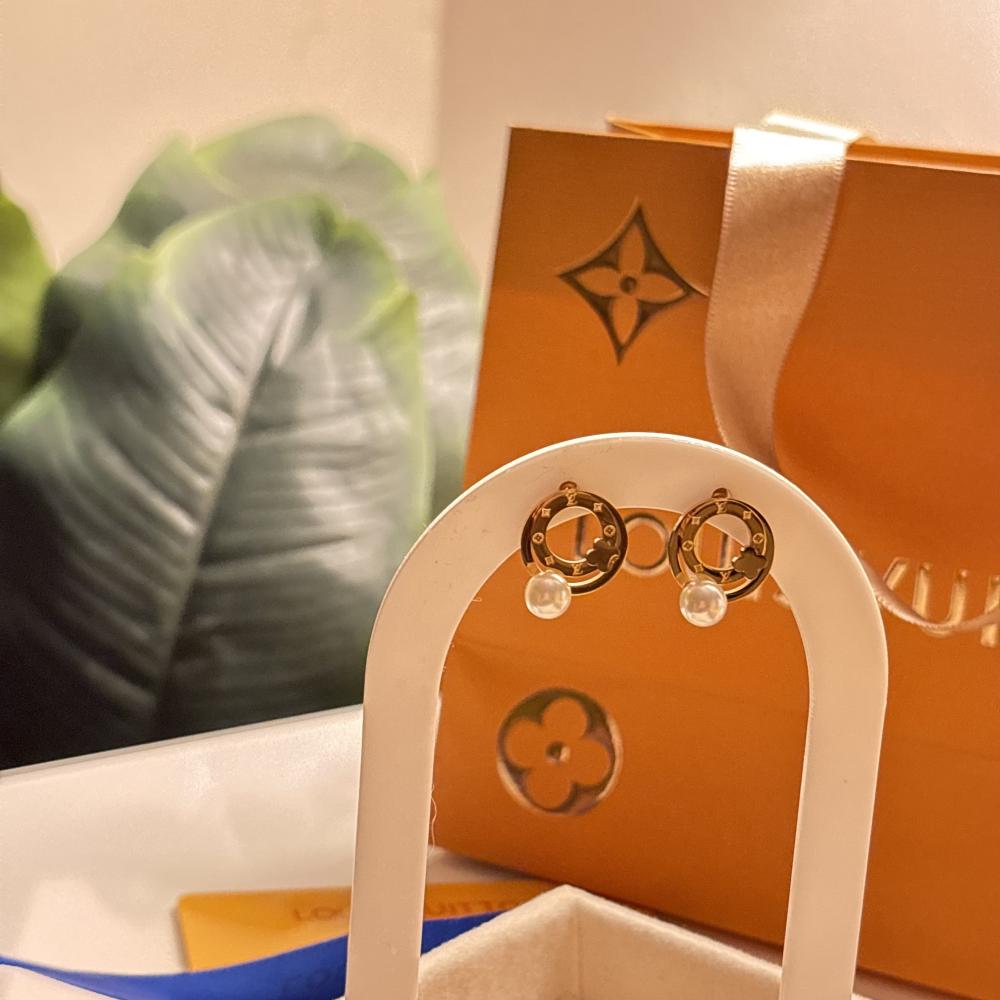 حلق لويس فيتون الجديد دائري ذهبي مع لؤلؤ
