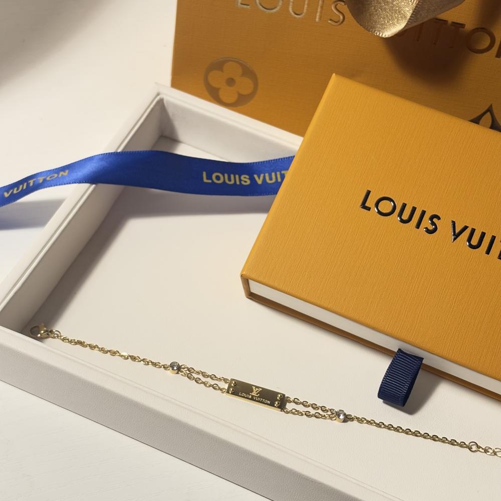 سوار لويس فيتون ذهبي سلسلة مزدوجة بلوحة الشعار المحفورة