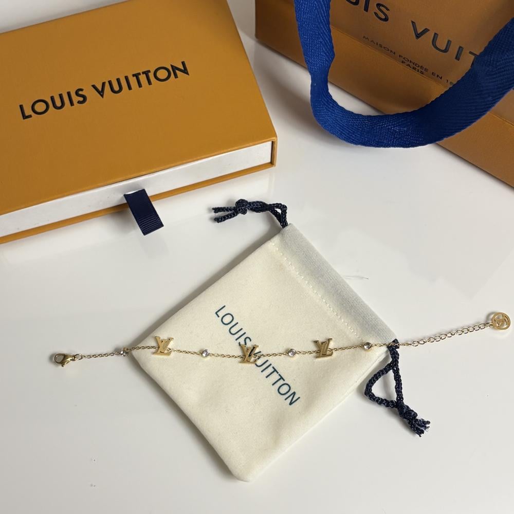 سوار لويس فيتون ذهبي مرصع بفصوص الزركون اللامعة