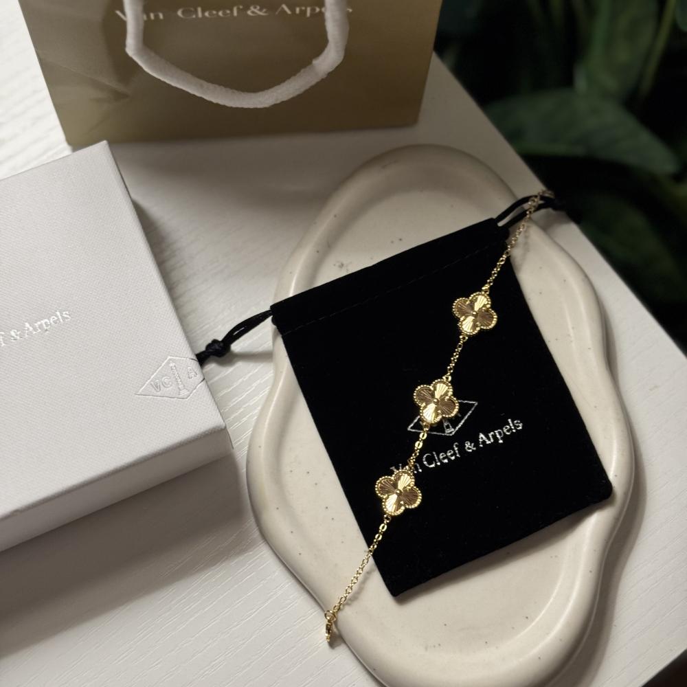 سوارة فان كليف ثلاث وردات