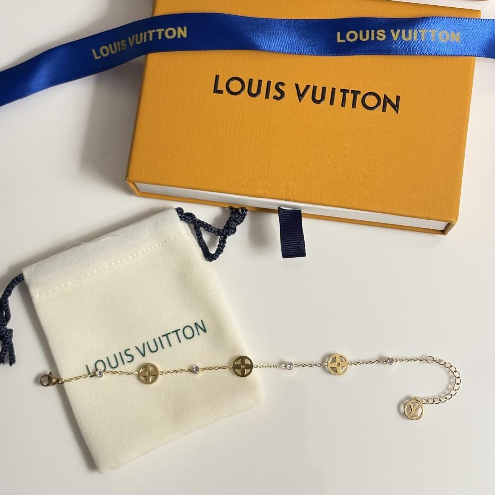 سوار لويس فيتون ذهبي بتصميم أيقونات المونوغرام الدائرية