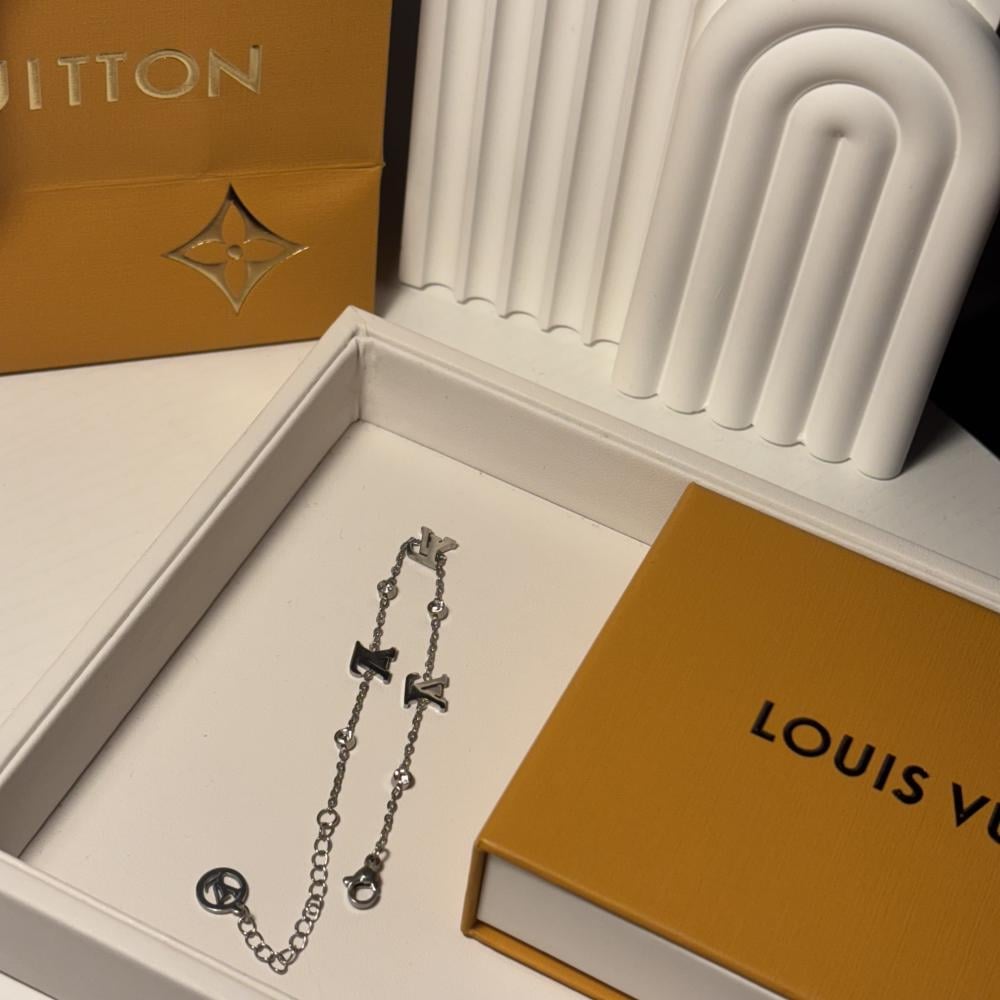 سوار لويس فيتون فضي ناعم بشعار الماركة وفصوص