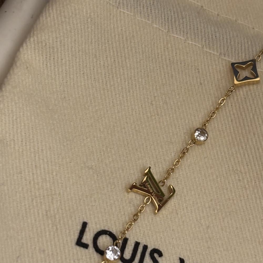 سوار لويس فيتون ذهبي تعليقات مونوغرام فخمة