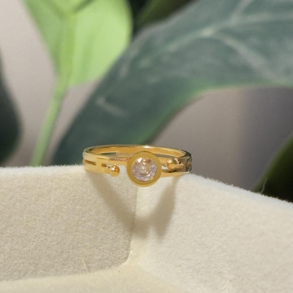 خاتم نسائي ماستر ستيل ذهبي بتصميم كرات جانبية وفص دائري