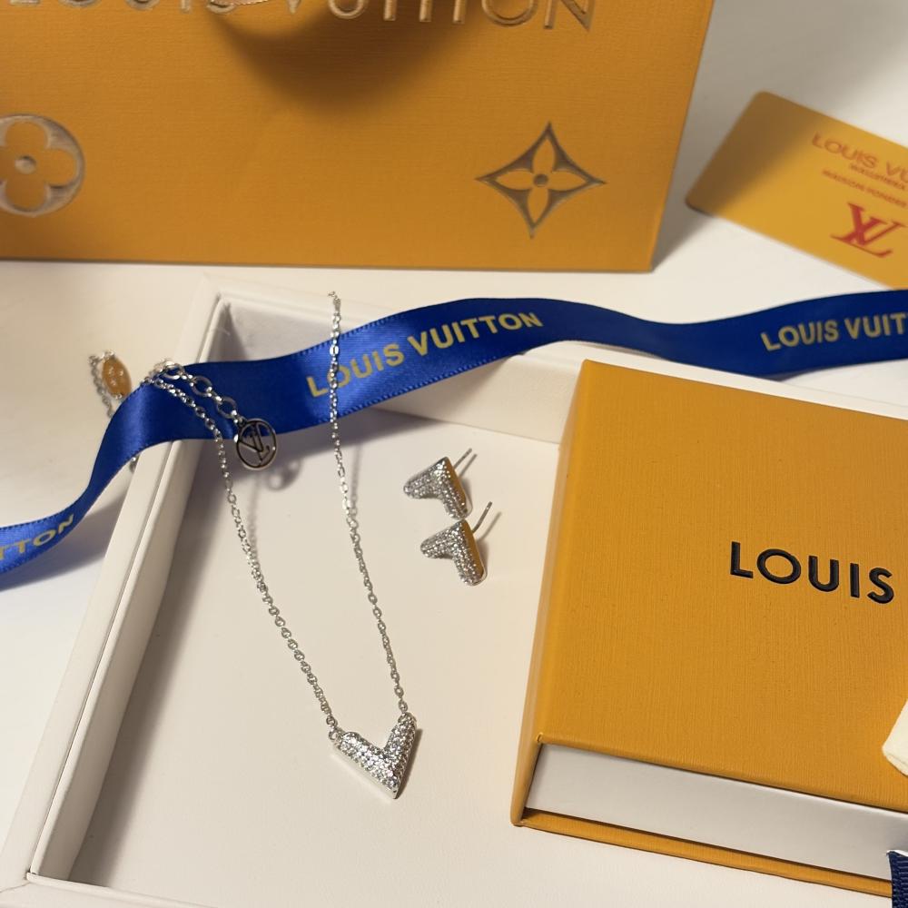 طقم لويس فيتون نسائي فضي ماستر ستيل قلادة وأقراط V مرصعة