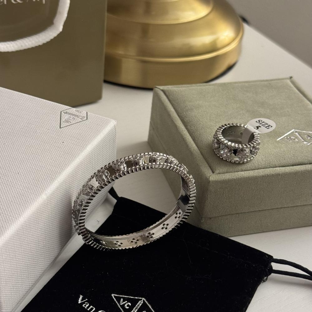 سوار وخاتم فان كليف فضي بنجر بيرليه كلوفر