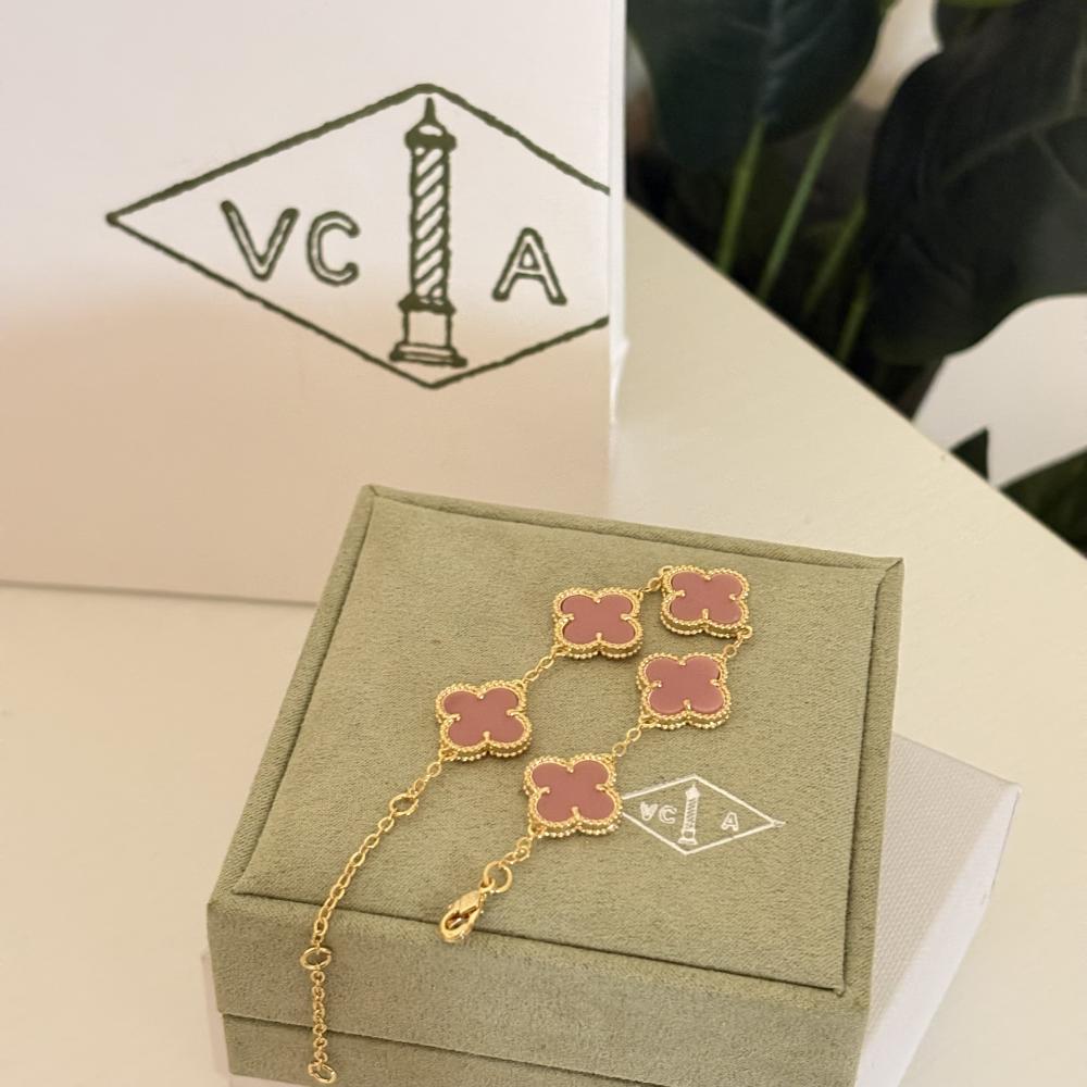 اسوارة فان كليف وردي وذهبي