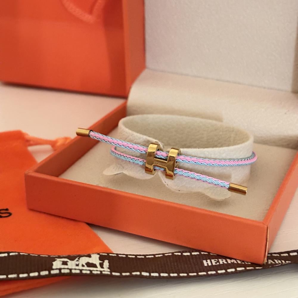 سوار خيط ايرميز جلد وردي وازرق قفل ذهبي