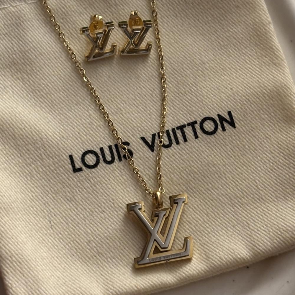 طقم لويس فيتون نسائي ماستر ستيل ذهبي وفضي شعار LV الملون