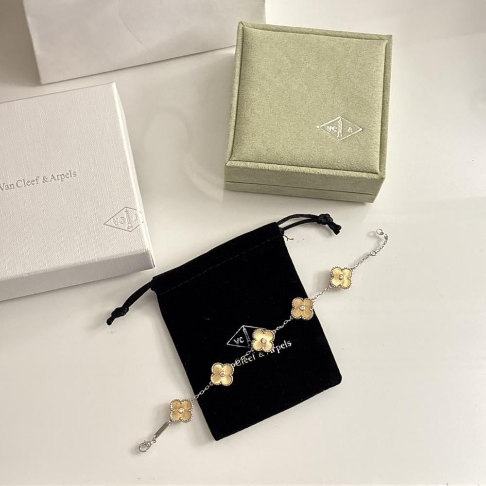 سوار فان كليف ذهبي ملكي