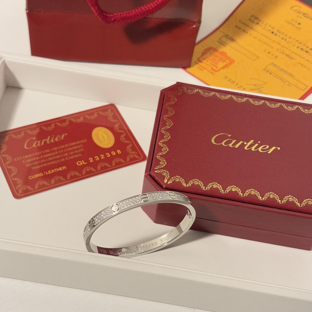 اسوارة كارتير لوف فضي ستيل مرصعة فصوص بالكامل