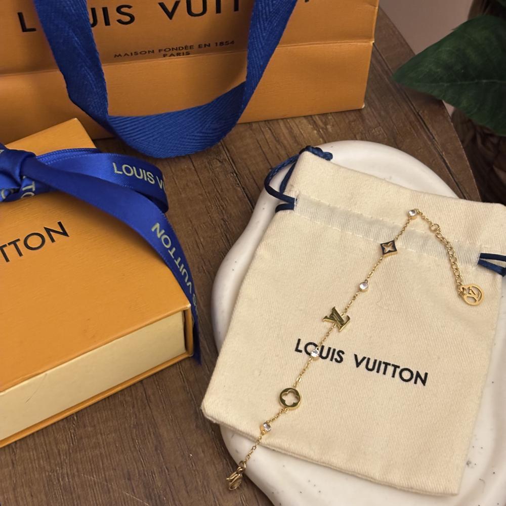 سوار لويس فيتون ذهبي تعليقات مونوغرام فخمة