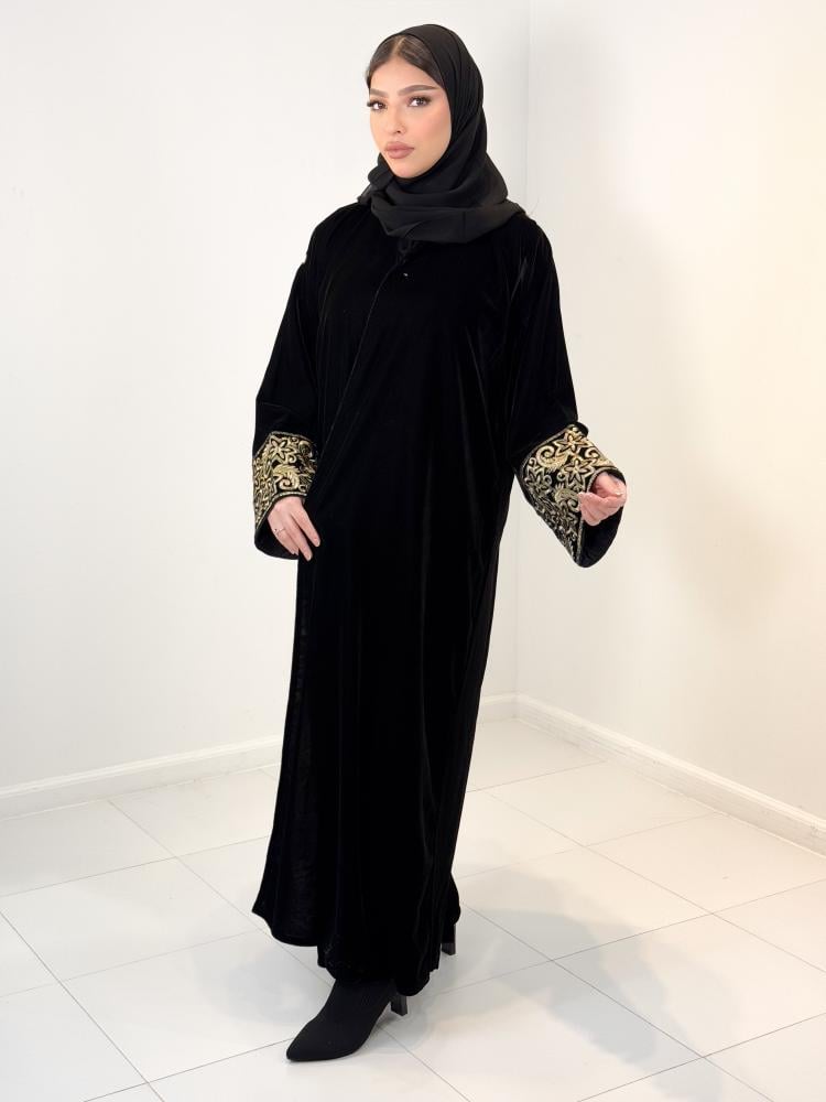 عباية مخمل بكلفة ذهبية