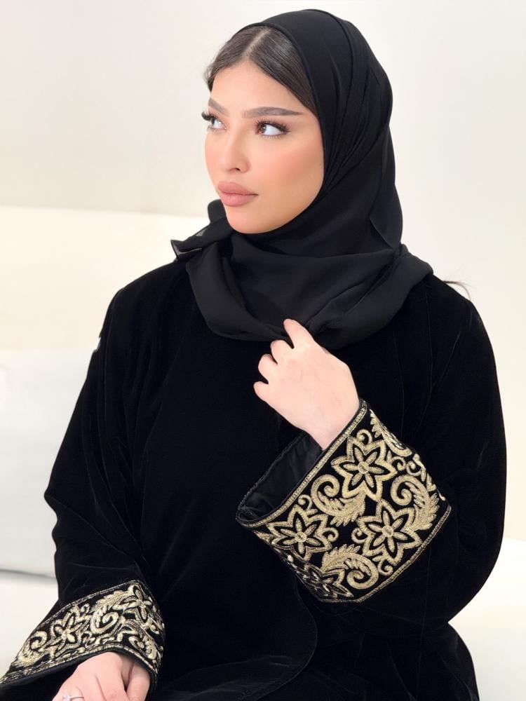 عباية مخمل بكلفة ذهبية