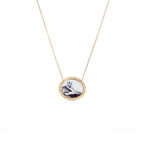 سلسال من الفضة، مطلي بالذهب الأصفر، ومرصعا بالزركون السويسري، منقوش عليه صورة المؤسس.