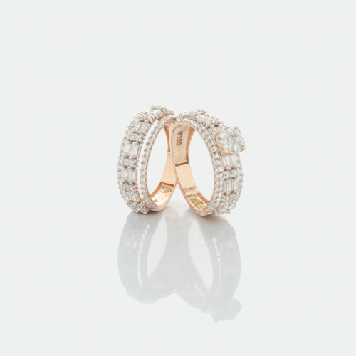 دبل خاتم بتفاصيل دقيقة من الذهب، وحبات زركون لامعة.