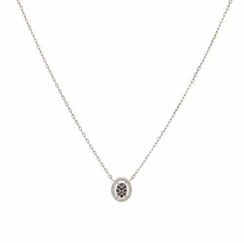 سلسال من الذهب الأبيض ينتصفه حجرا مرصعا بحبات الألماس.