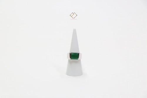 خاتم رجالي فضة عيار 925 مرصع بحبات الزركون الصافي و حجر زمرد