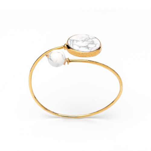 إسوارة على شكل الحجرين المختلفة الشكل مصنعا من الفضة ومطلية بالذهب، عيار 925