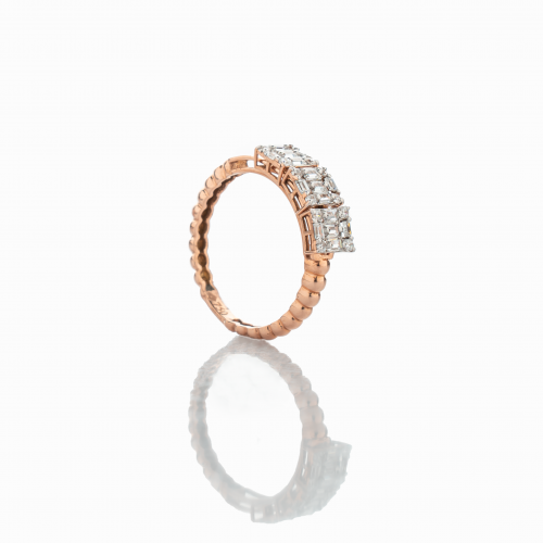 خاتم من الذهب عيار 18 ، مرصعا بمربعات متحركة الشكل ومرصعة بحبات الزركون