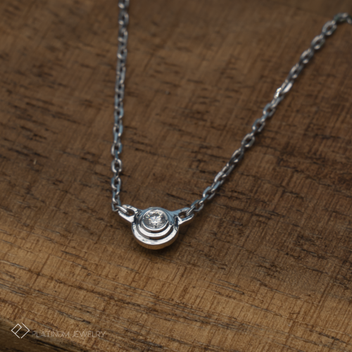 سلسال من الذهب الأبيض مجوفا بحبة ألماس