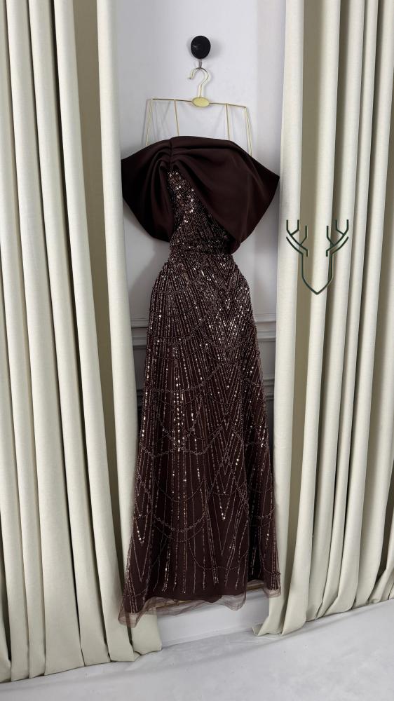 فستان سهرة بني فخم بكلفة وخرز فاخر