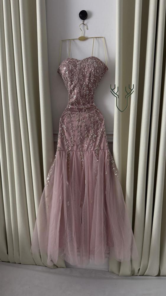 فستان تل مطرز بالكلفة والخرز – لمسة رومانسية فاخرة