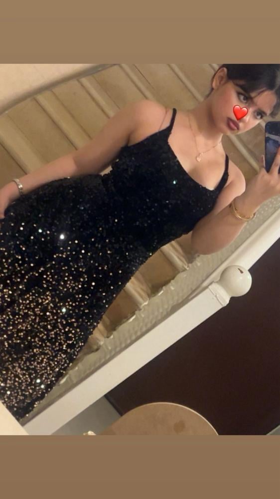 فستان سهرة مموج بالترتر الأسود والذهبي