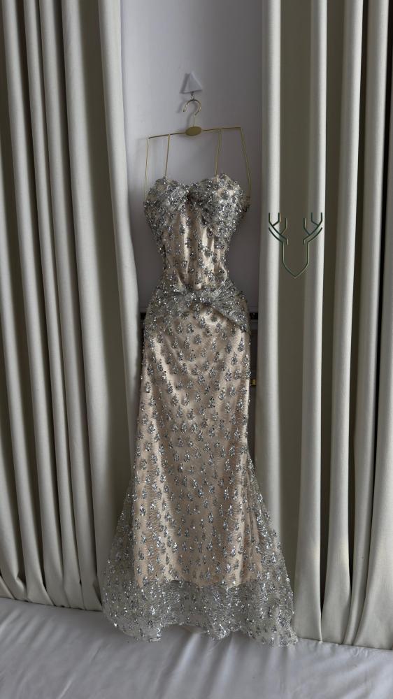 فستان سهرة مطرز بالفضي بتصميم فاخر ولمعة راقية