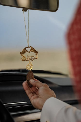 تعليقة كسرة العود بشكل قلب بيدين ترند