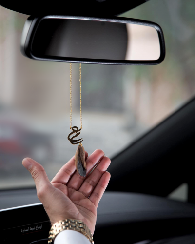 تعليقة كسرة العود بحروف من اختيارك مدموجه برائحة العود الفاخره