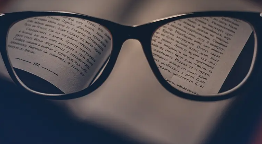 كيف تختار نظارات قراءة مثالية: دليل عملي من مكتبة مرزا