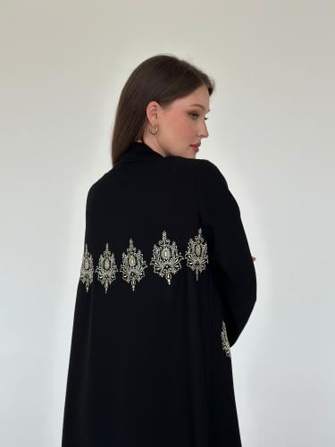 عباية كلوش مع تطريز في الظهر و الأكمام و الجوانب