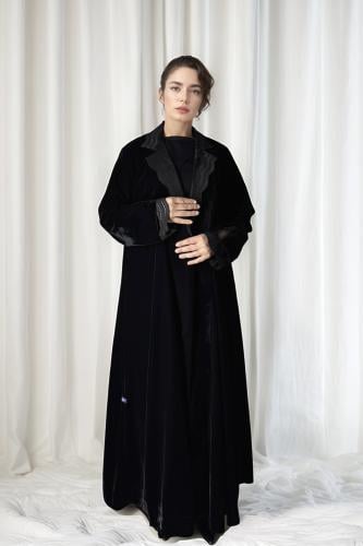 عباية مخمل مع دانتيل