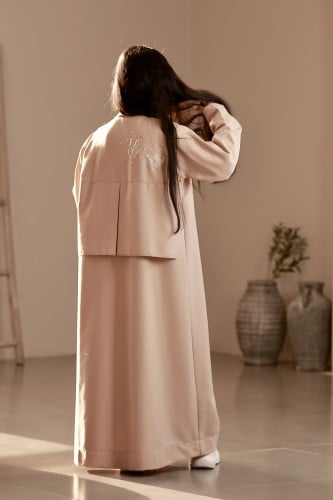 عباية بتطريز وشك فراشتين على الكتف