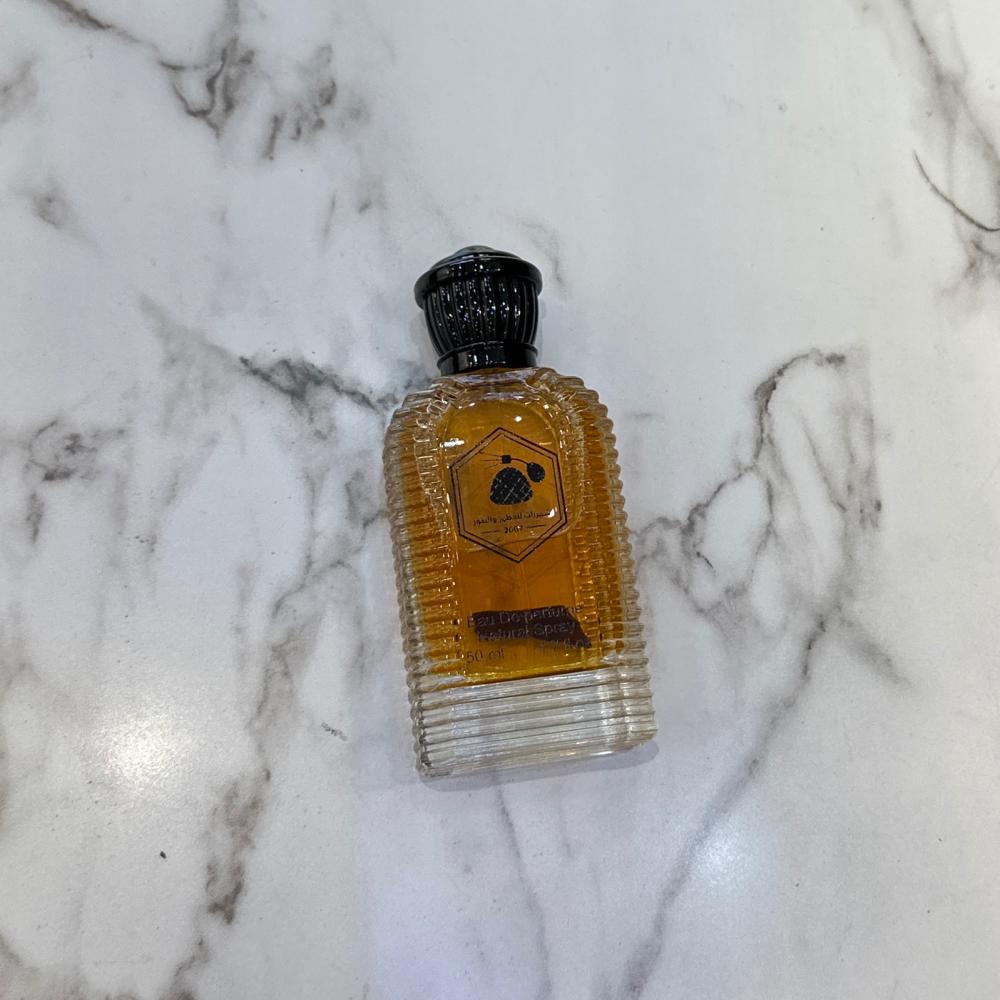 عطر من الورد ودهن العود الطبيعي